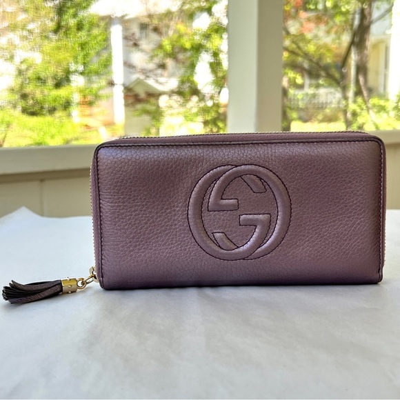 Gucci Handbags - Gucci SoHo wallet 💜